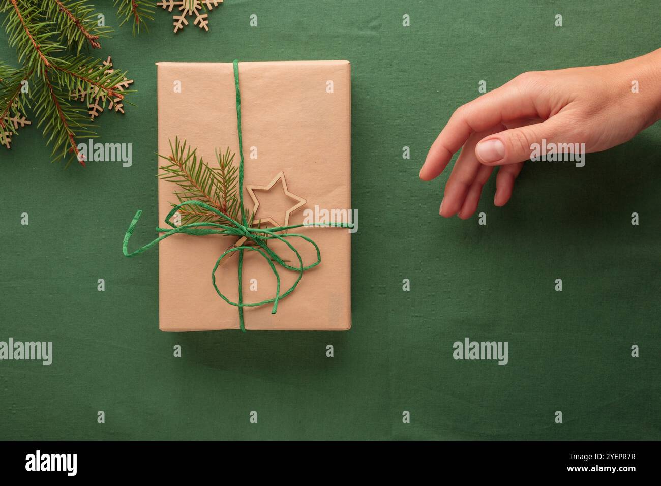 Cadeau de Noël dans un pack écologique zéro déchet avec la main Banque D'Images