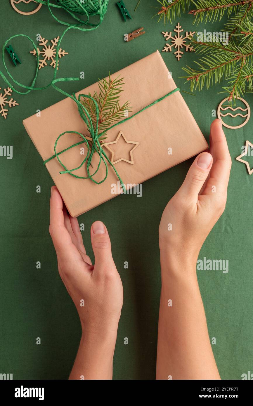 Cadeau de Noël dans un pack écologique zéro déchet avec les mains Banque D'Images