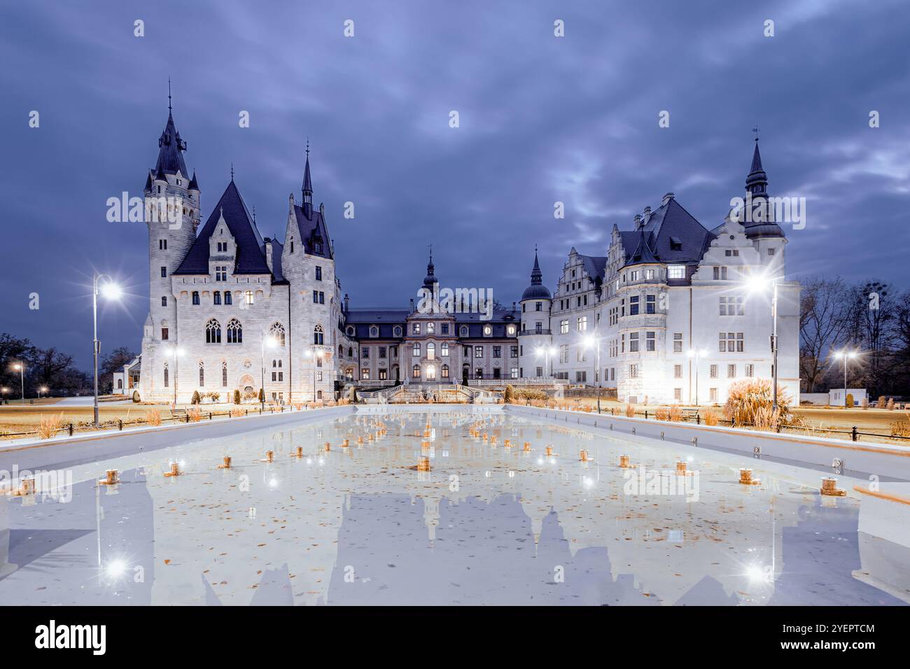 Moszna, Pologne - 30 octobre 2024 : spectaculaire et pittoresque château de Moszna illuminé dans la soirée. Banque D'Images