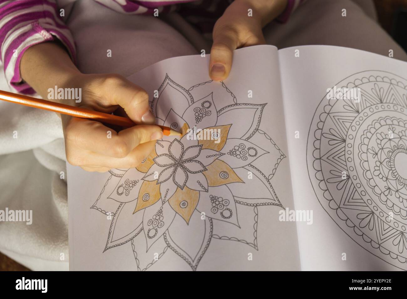 Page de coloriage antistress pour femme. Femme peinture main mandala. Femme peinture mandalas pour combattre le stress. Détente passe-temps bien-être mental et art thera Banque D'Images