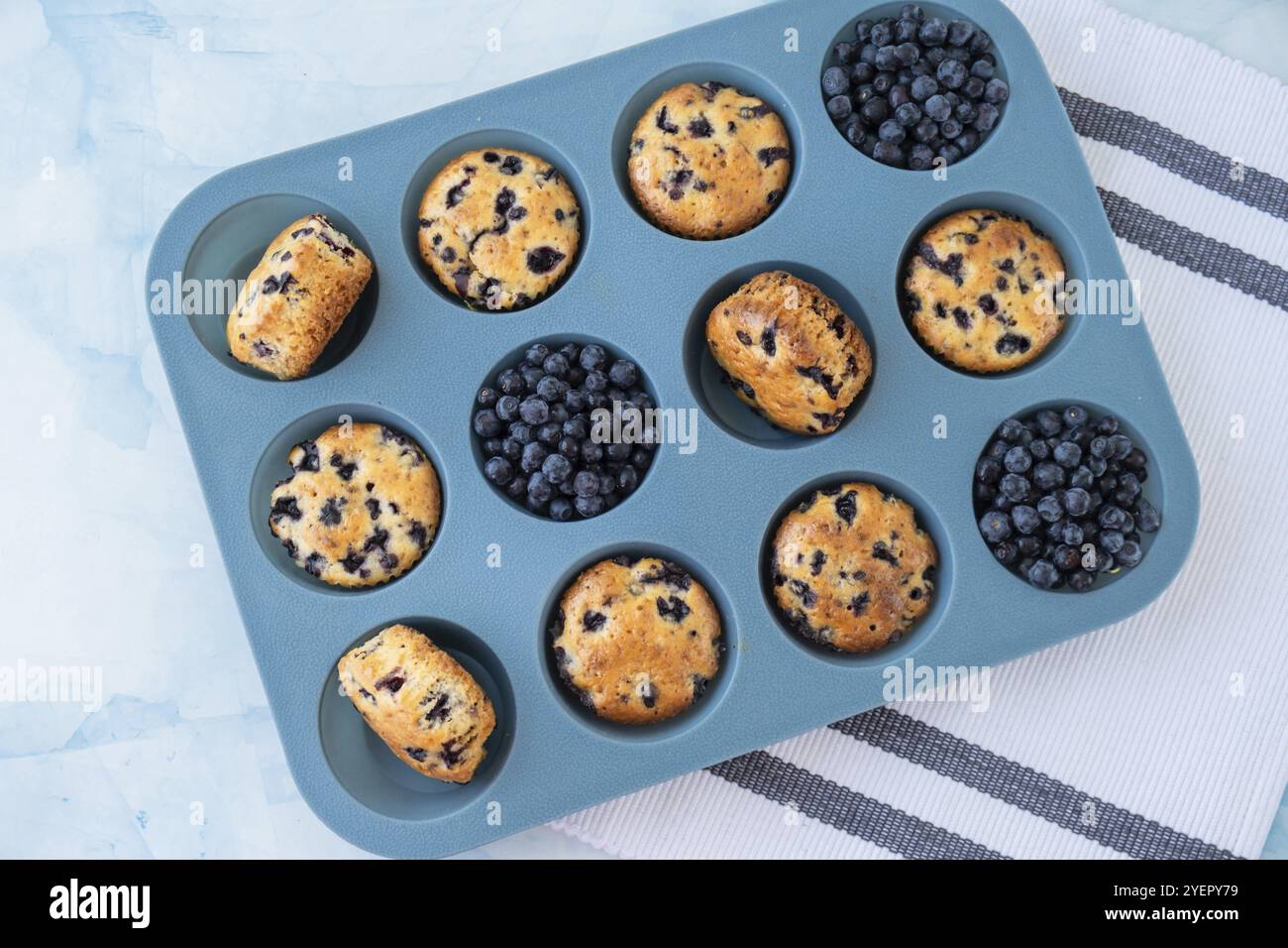 Tarte aux baies dans une boîte à muffins en silicone. Cupcakes végétaliens sains aux baies biologiques. Muffins aux myrtilles frais. Savoureux cupcake sucré. Pâtisserie maison des Banque D'Images