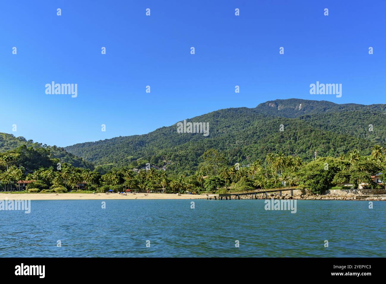 Plage de Feiticeira dans la zone urbaine de ​ ​ Ilhabela Island sur la côte nord de Sao Paulo Banque D'Images Plage de Feiticeira dans la zone urbaine de ​ ​ Ilhabela Island sur la côte nord de Sao Paulo Banque D'Images