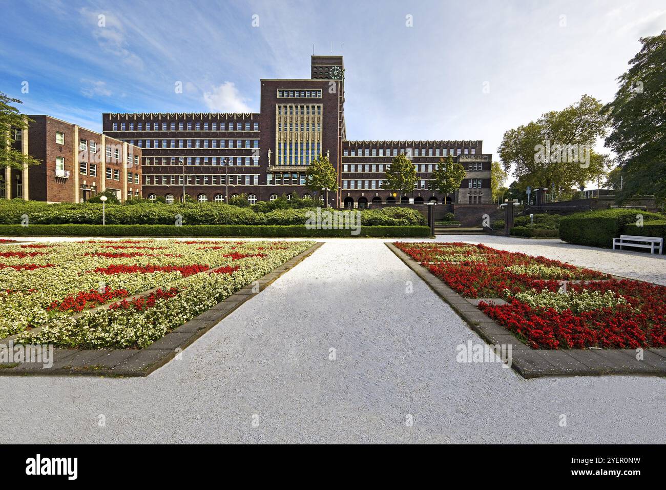 Parterres de fleurs dans Grillopark avec hôtel de ville Oberhausen, région de la Ruhr, Rhénanie du Nord-Westphalie, Allemagne, Europe Banque D'Images