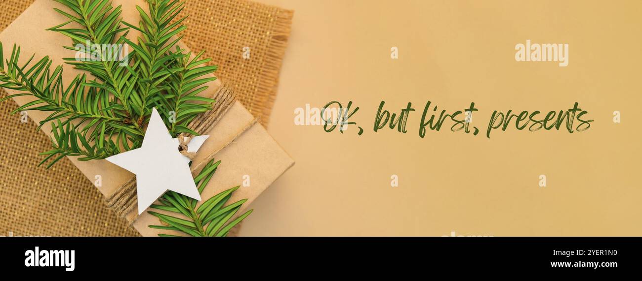 OK, mais d'abord, présente inspiration blague citation phrase Box avec les cadeaux du nouvel an, enveloppé dans le papier artisanal et décoré avec branche de sapin. Vacances et GI Banque D'Images
