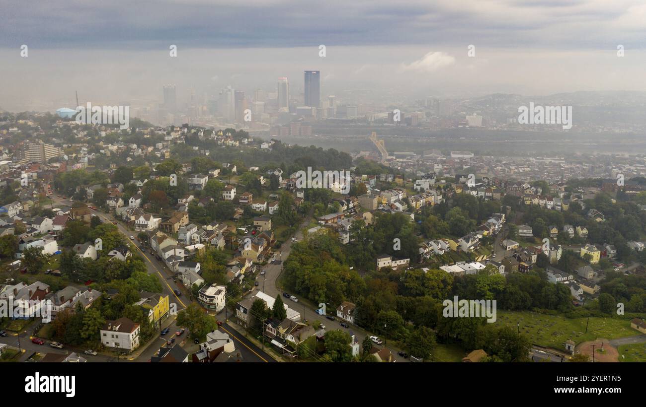 Une épaisse couche de brouillard n'a pas encore brûlé plus de centre-ville de Pittsburgh et les banlieues Banque D'Images