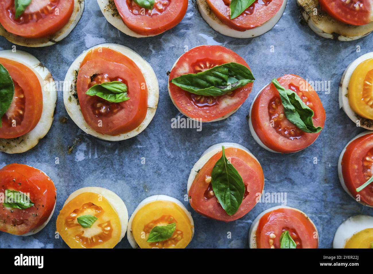 Grosses tomates rouges avec feuilles de basilic vert et fromage mozzarella en préparation pour la cuisson.Des aliments sains faits maison.Cuisson.Repas végétarien Banque D'Images