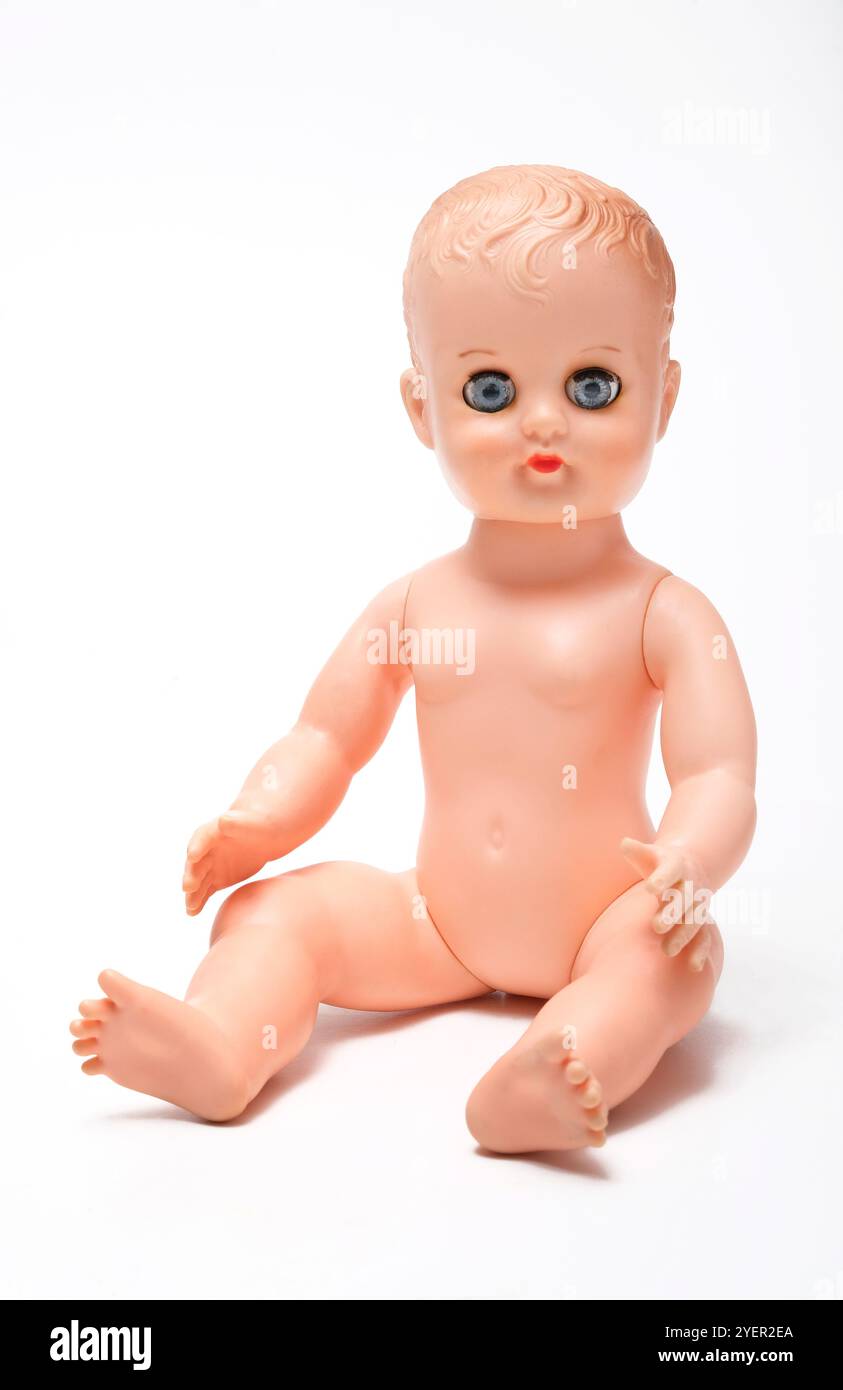 poupée jouet nue rose assise sur fond blanc Banque D'Images