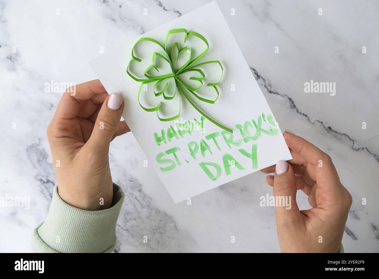 Briy St. Patrick carte de voeux de la journée faite de Quilling et de colles de papier sur fond blanc.Idée cadeau, décor printanier, Happy Patrick Day.Étape par étape.T Banque D'Images