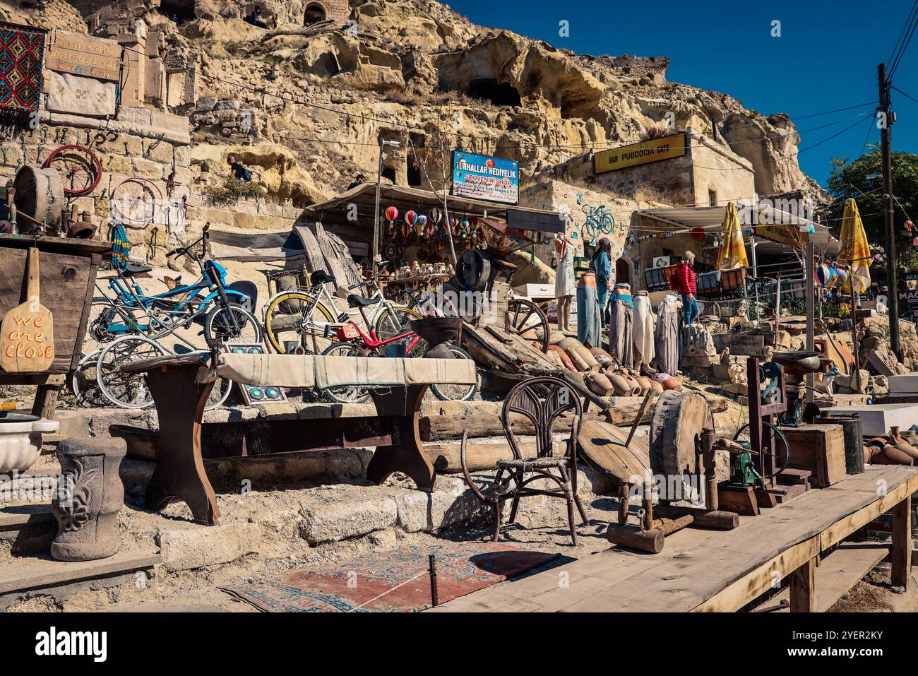 Les visiteurs se promènent dans un marché en plein air en Cappadoce entouré d'artisanat et d'objets uniques. Banque D'Images