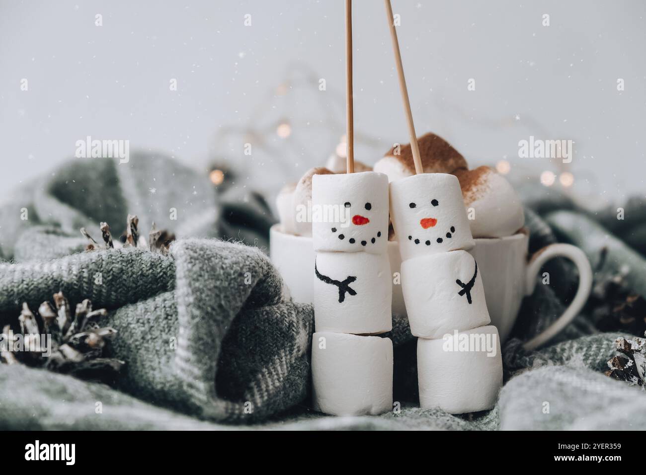 Deux bonshommes de neige joyeux et drôles. Des amis guimauves. Bricolage. Un régal pour les enfants, un bonimauque amusant bonhomme de neige. Noël hiver décoration de vacances. Ne Banque D'Images