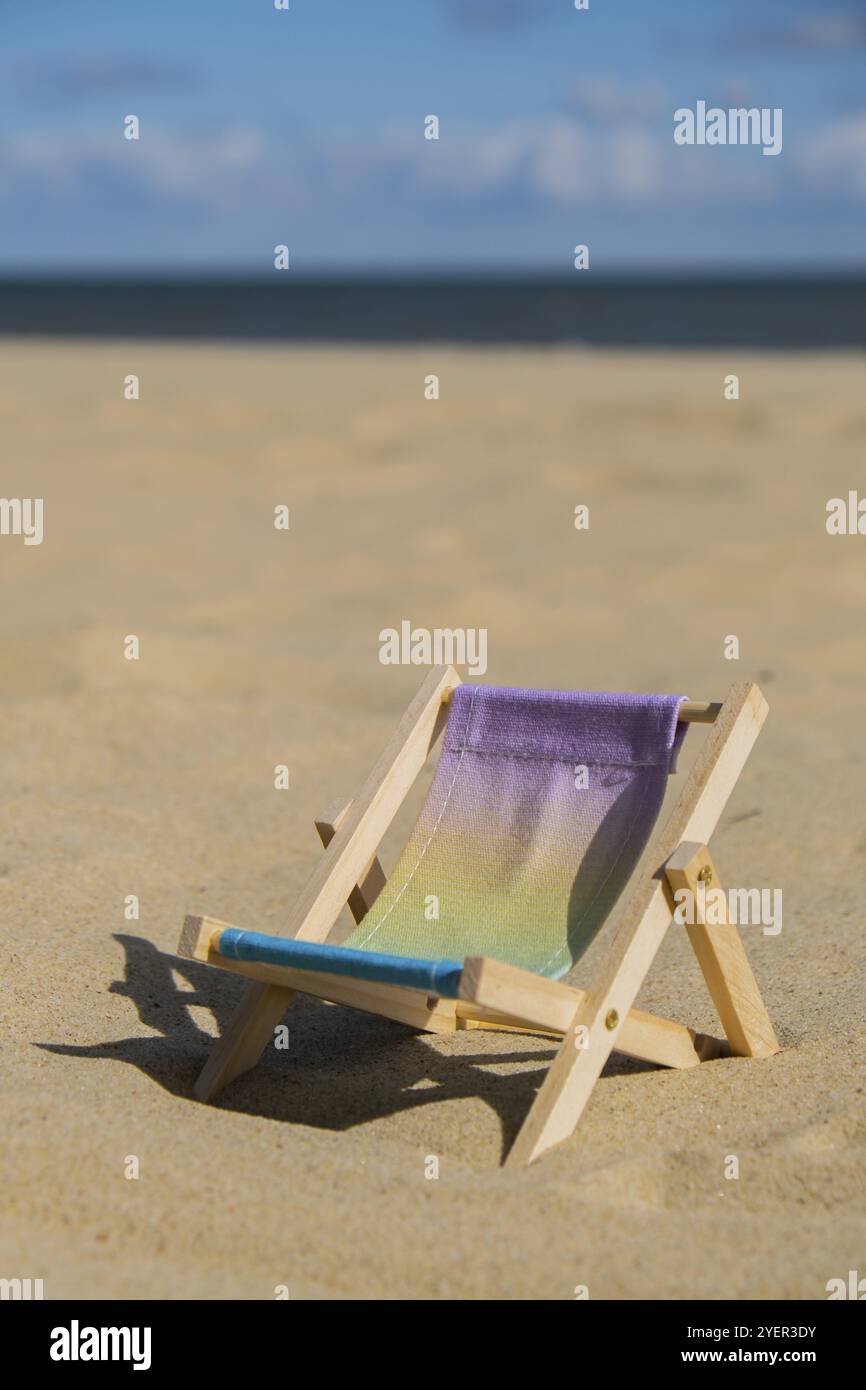 Vacances ensoleillées sur la plage sable accessoires de plage. Transat debout mer. Chaises de plage en bois. Concept de vacances d'été. Copiez l'espace pour votre t Banque D'Images