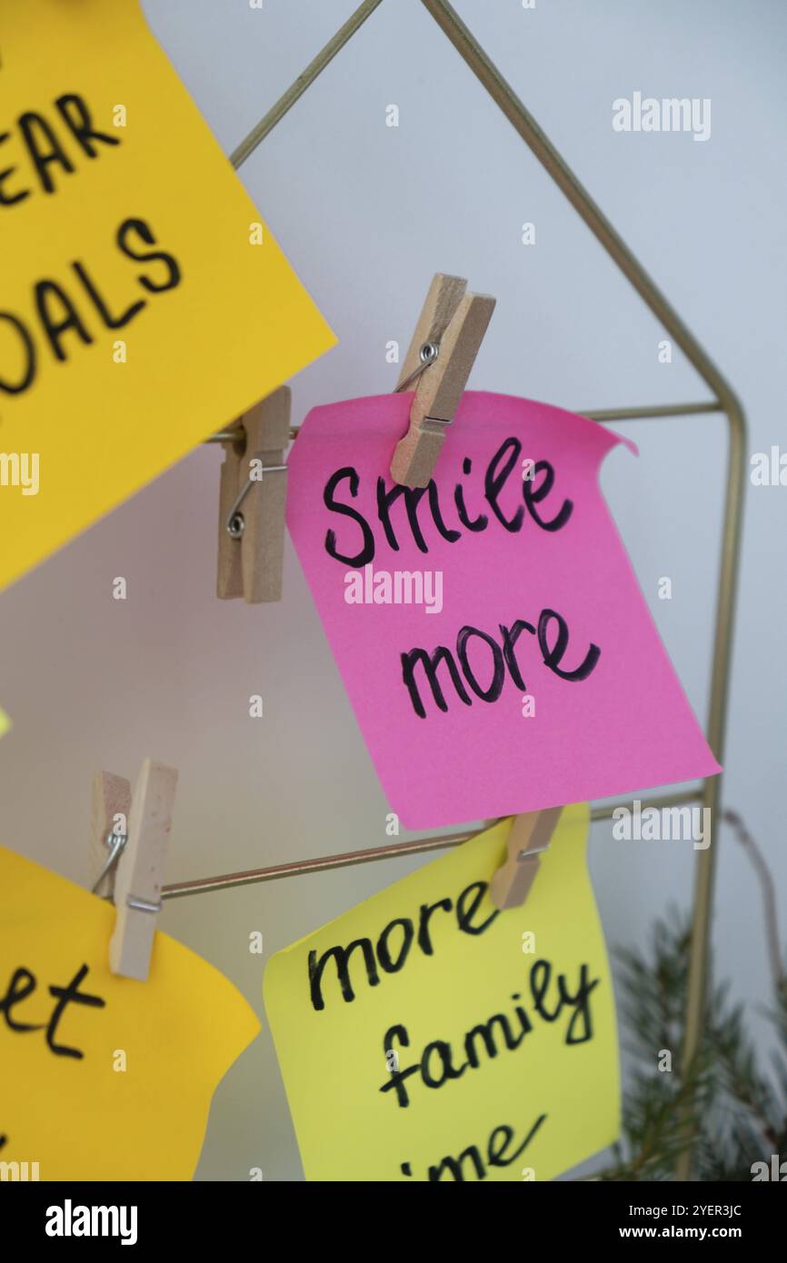 SOURIEZ PLUS D'objectif de soins personnels sur les résolutions du tableau d'action du nouvel an sur des notes adhésives colorées. Faire des promesses pour la nouvelle année, fixer des objectifs. Rêve année mot Banque D'Images