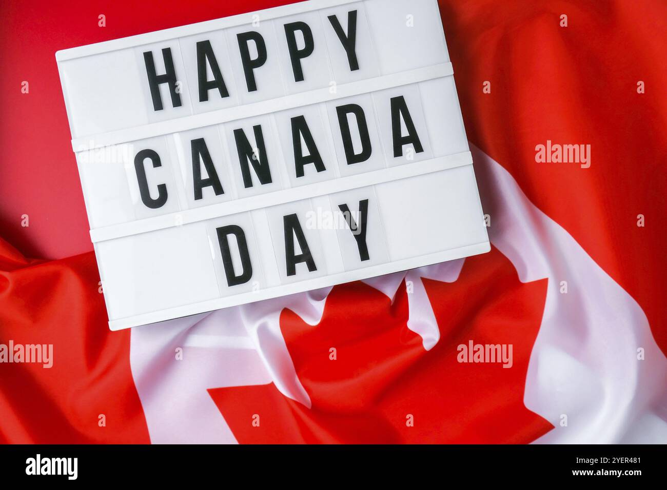 Le drapeau national du Canada. Visionneuse avec texte HAPPY CANADA DAY Canadian Flag ou la feuille d'érable. Patriotisme. Concept de relations internationales. Indepen Banque D'Images