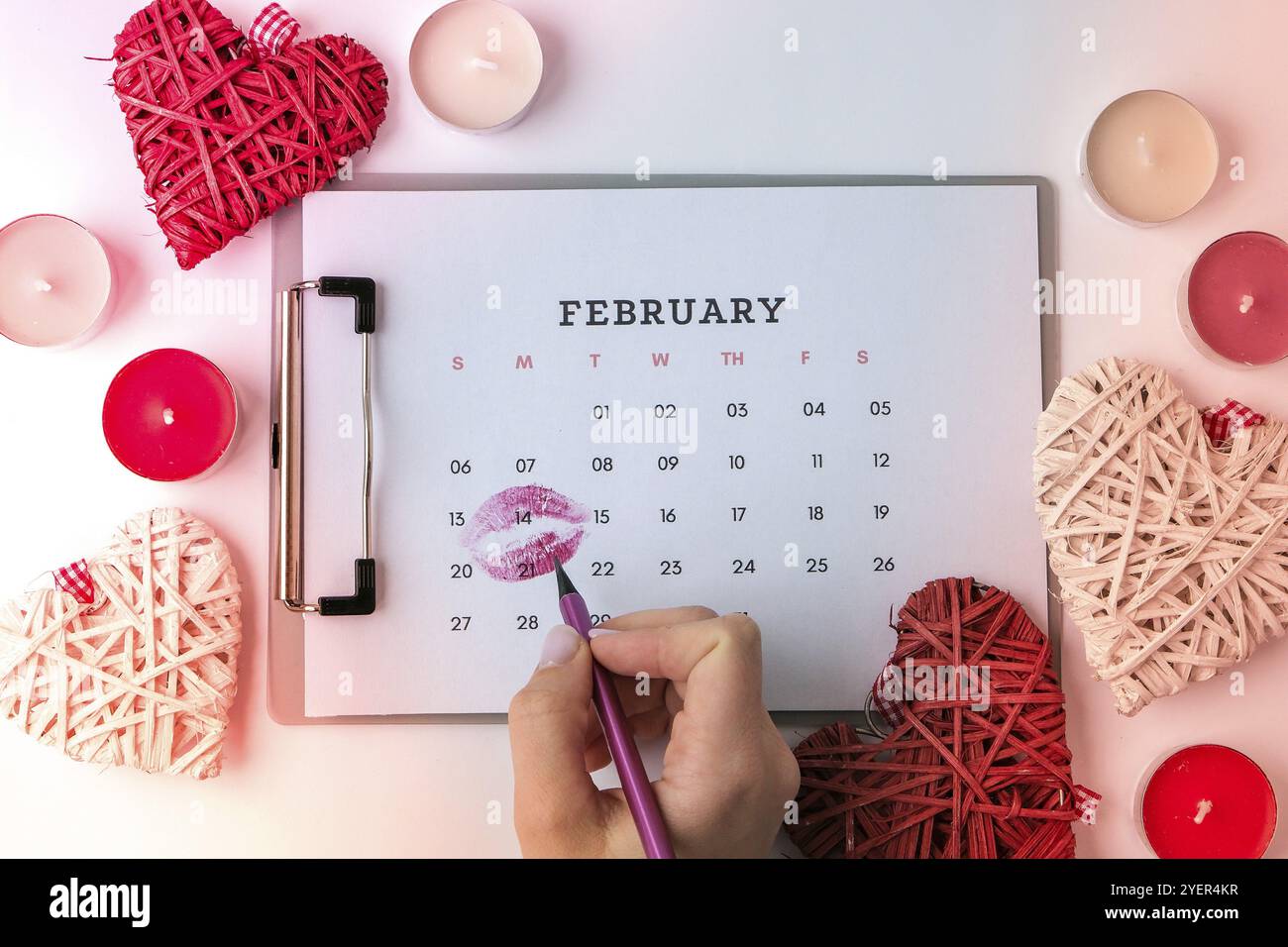 Calendrier avec le 14 février date. Planification des vacances de Saint-Valentin. J'adore les rencontres romantiques. Préparation avec les coeurs. Bougies romance Banque D'Images