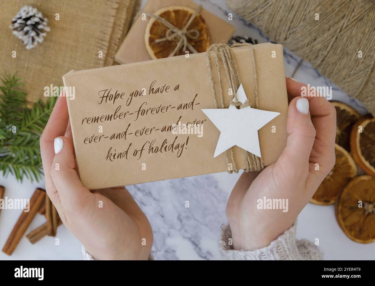 J'espère que vous avez un souvenir-toujours-et-toujours-et-toujours-et-toujours-et-toujours-inspiration de vacances citation phrase femme faisant Box avec les cadeaux du nouvel an, enveloppez Banque D'Images