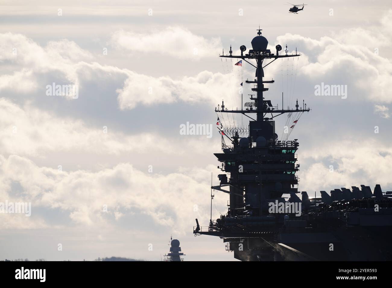 Drøbak 20241101. Le porte-avions américain USS Harry S. Truman est en route vers le fjord Oslofjord vendredi matin. Photo : Thomas Fure / NTB Banque D'Images