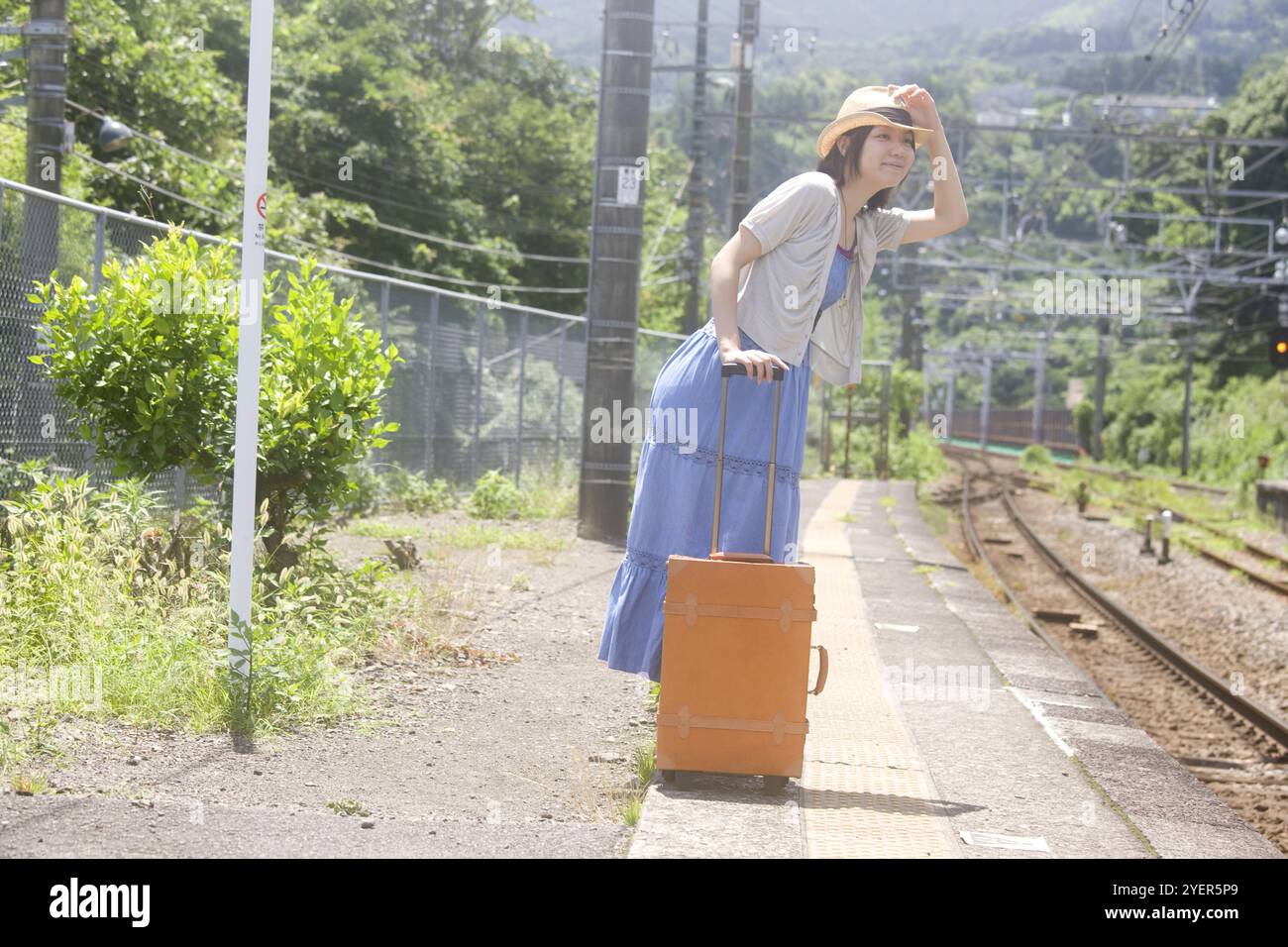 femme-attendant-le-train-banque-de-photographies-et-d-images-haute