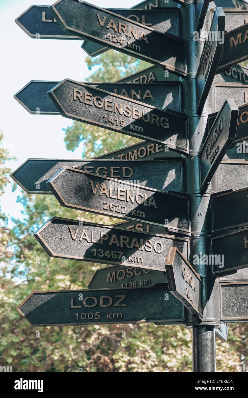 Direction panneau indiquant la distance entre les villes d'Odessa Ukraine. Panneau de signalisation. Concept de vacances de voyage Banque D'Images