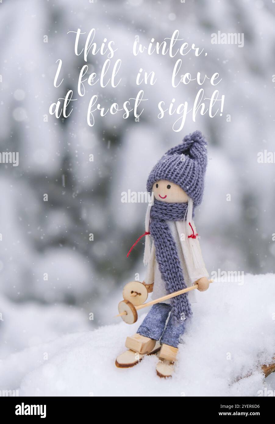 Cet hiver, je suis tombé amoureux de Frost vue inspiration plaisanterie citation phrase Angel gnome en foulard et chapeau tricoté ski sur neige sapin branche Elf jouet sur sk Banque D'Images