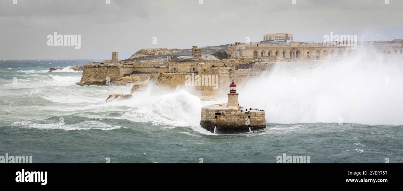 Brise-lames Est Ricasoli et phare de résister à la mer de matières premières et de hautes vagues Banque D'Images