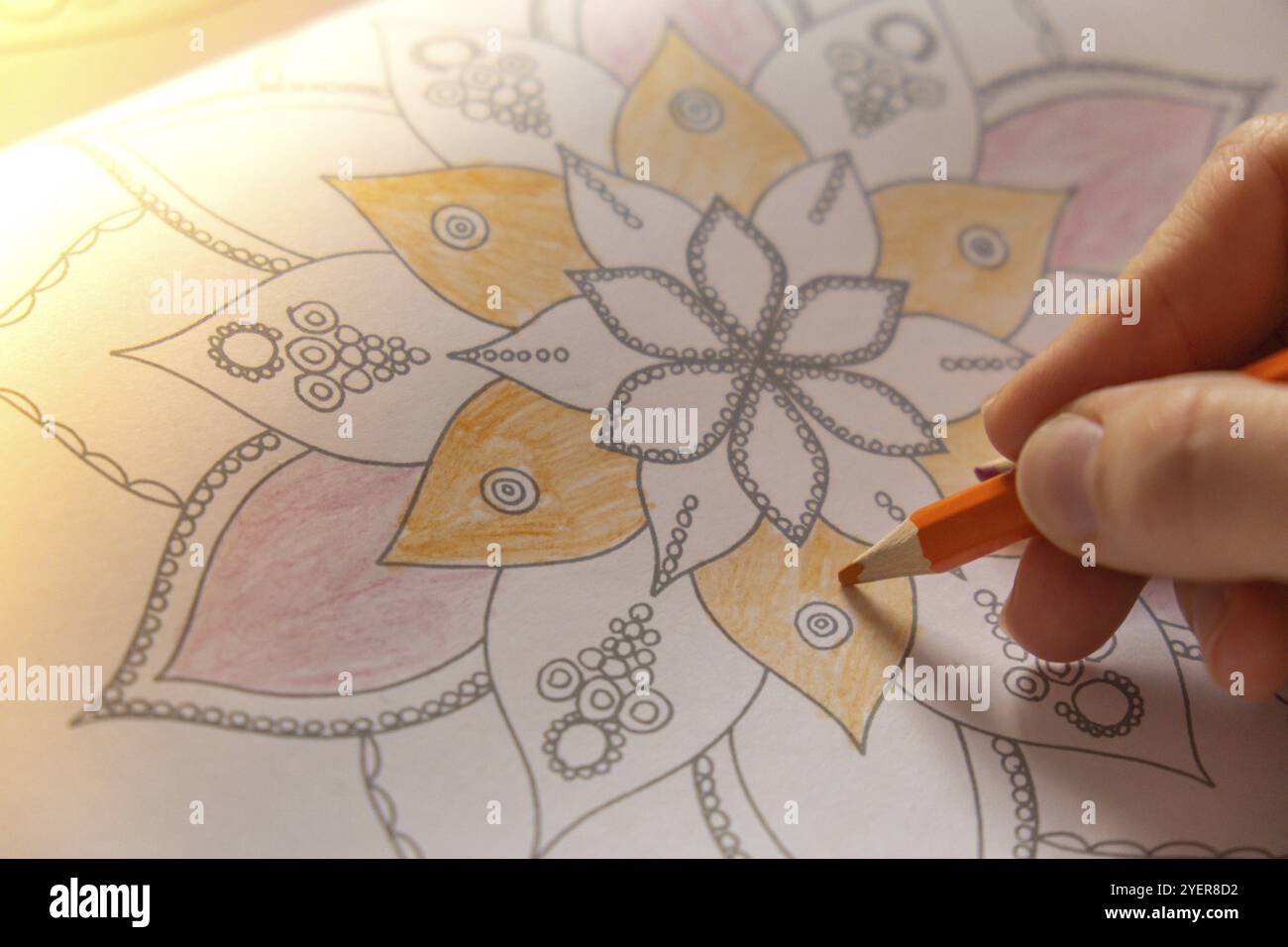 Page de coloriage antistress pour femme. Femme peinture main mandala. Femme peinture mandalas pour combattre le stress. Détente passe-temps bien-être mental et art thera Banque D'Images