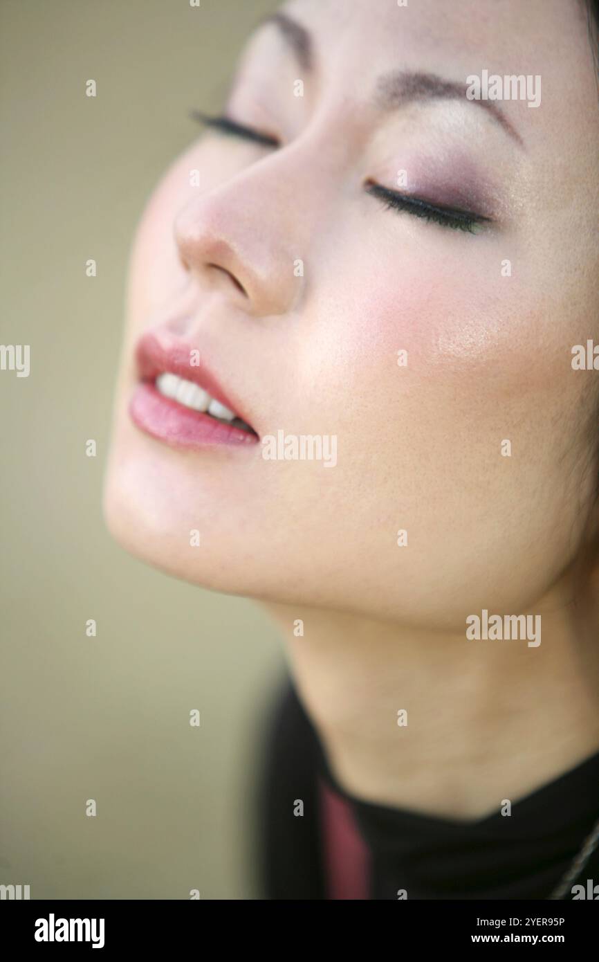 Close-up of woman with eyes closed Banque D'Images