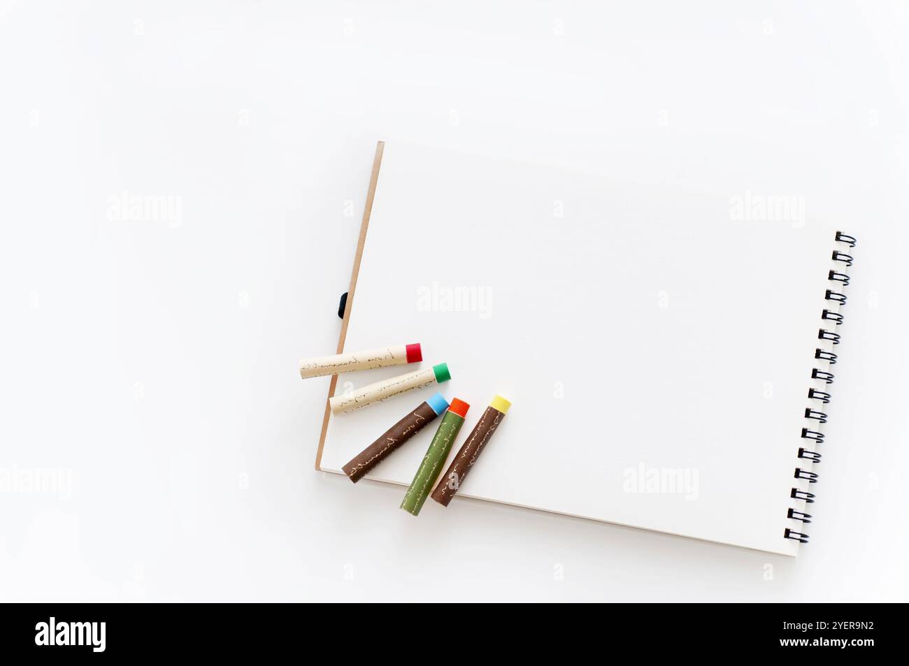 Carnet de croquis et crayons de couleur Banque D'Images