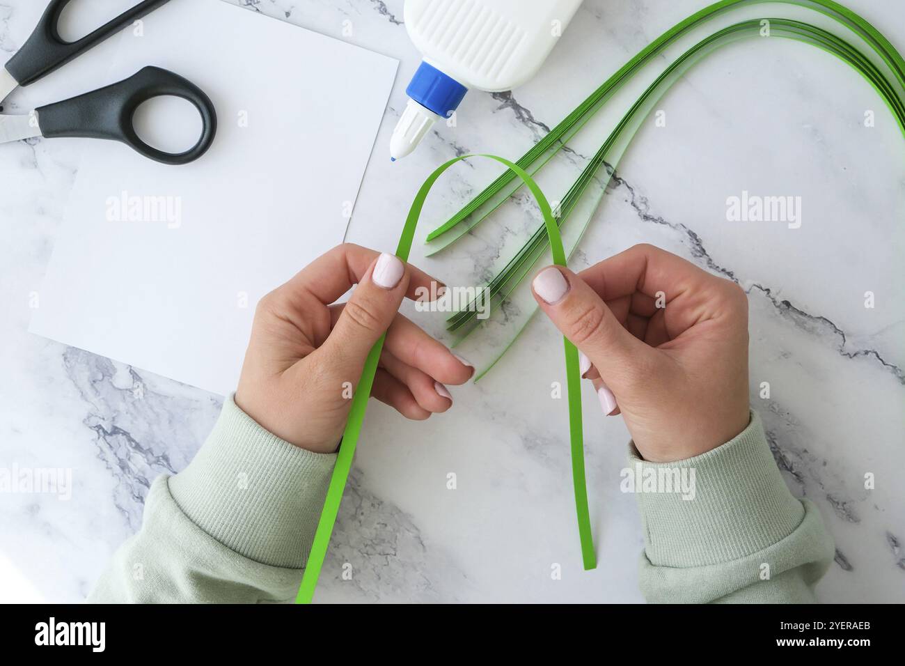 Idée cadeau, décor printanier, Happy Patrick Day.Étape par étape.Briy St. Patrick carte de voeux de la journée faite de Quilling et de colles de papier sur fond blanc.T Banque D'Images