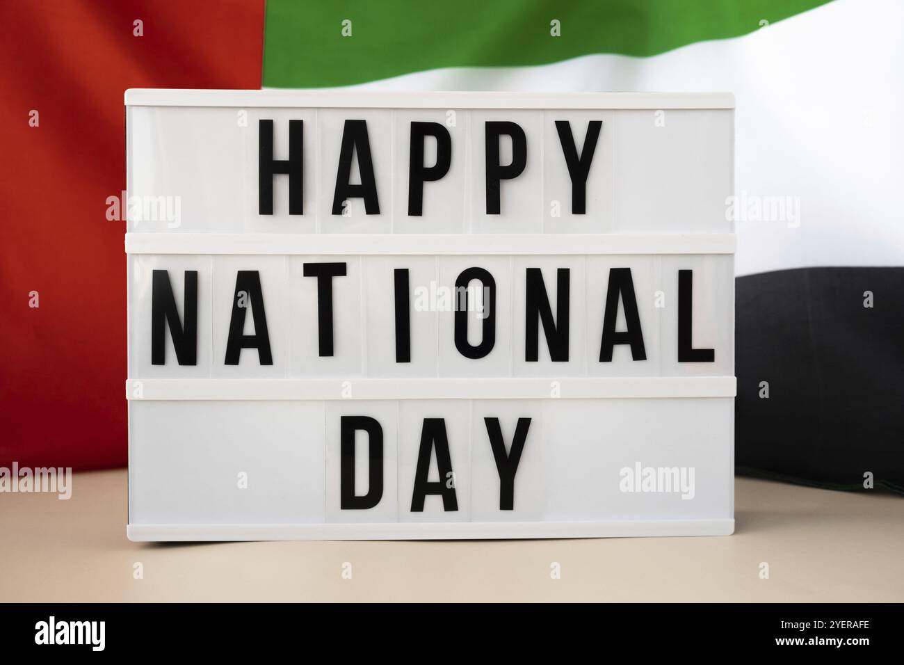 Cadre de texte Lightbox HAPPY NATIONAL DAY sur les Émirats arabes Unis agitant un drapeau en soie. Jour de commémoration de l'indépendance musulman public holid Banque D'Images