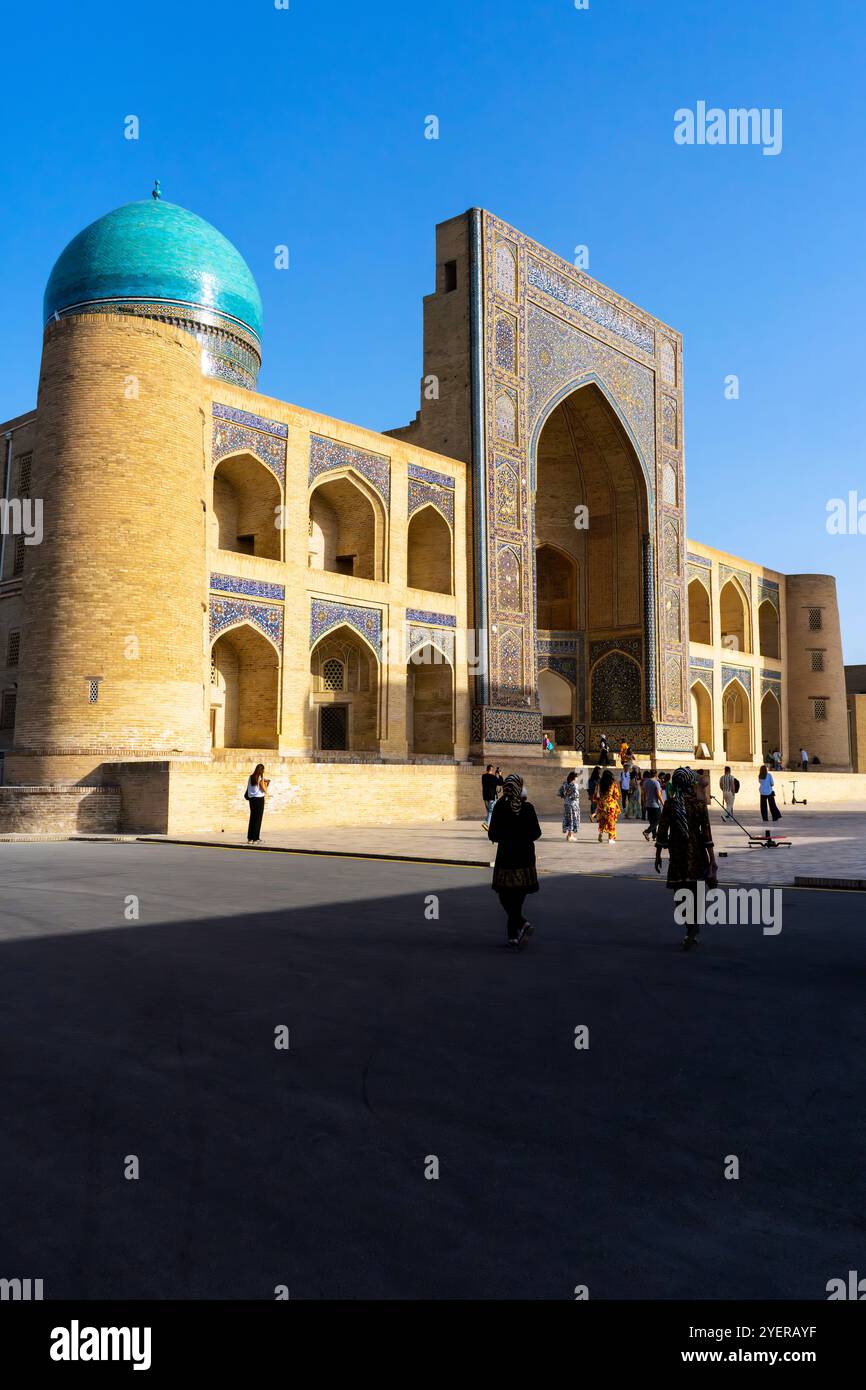 Vue de l'institution de la Madrasa arabe Mir-i qui fait partie du complexe POI-Kalyan dans le Saint Boukhara. Mosquée Kalyan, composant POI-Kalyan ensemble est le cen Banque D'Images