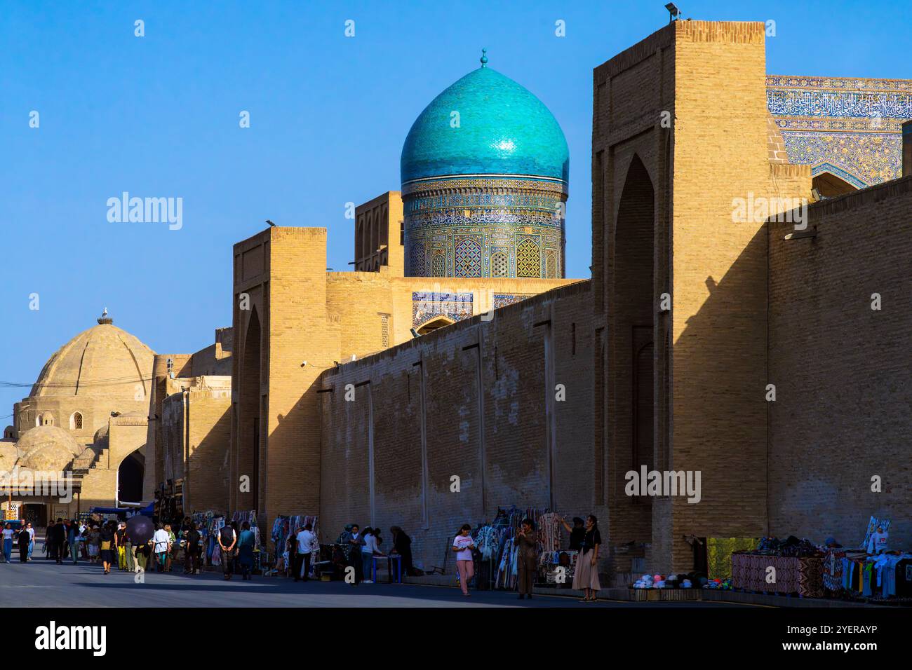 Vue sur la rue de l'institution Mir-i Arab Madrasa qui fait partie du complexe POI-Kalyan dans le Saint Boukhara. Mosquée Kalyan, composant POI-Kalyan ensemble Is Banque D'Images