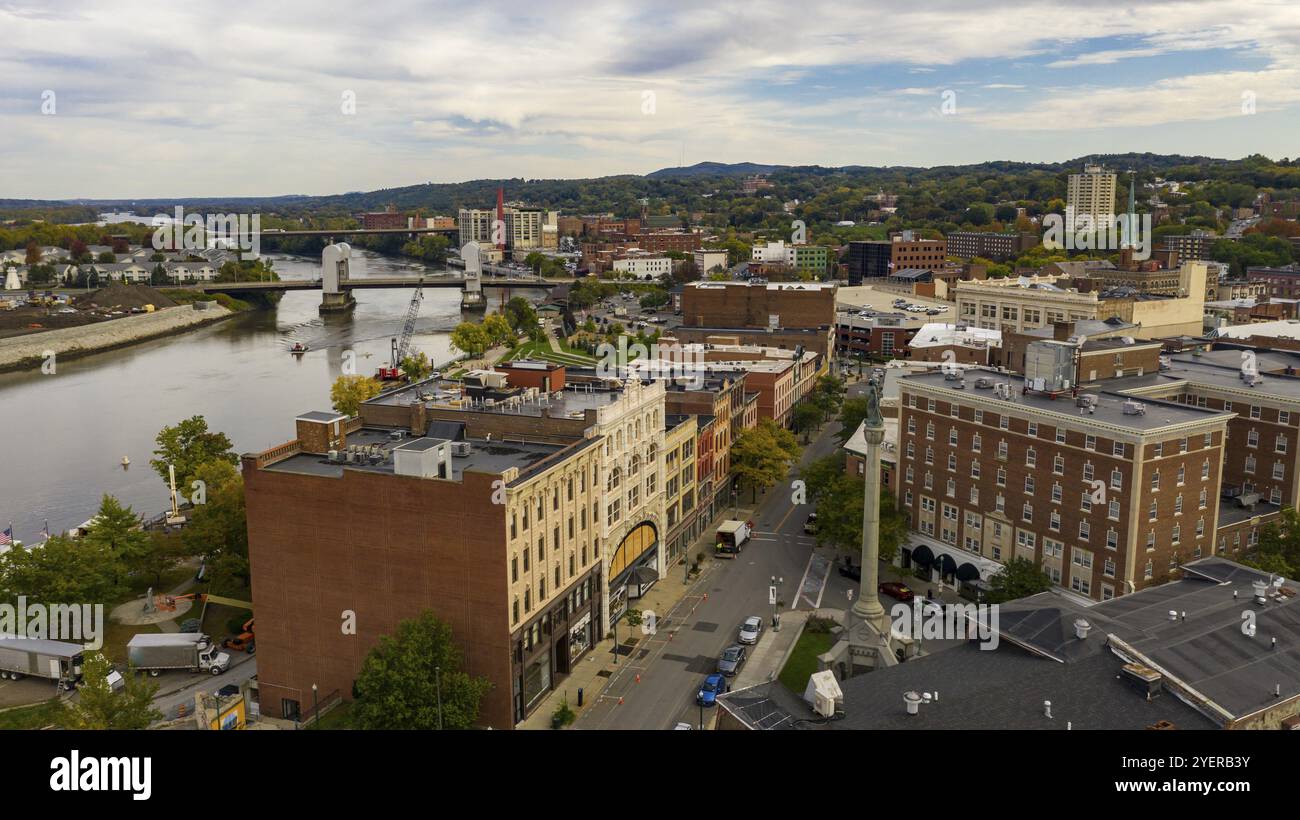 Remorqueur et le centre-ville de Troie NY de Rensselaer Comté le long des berges de la Rivière Hudson Banque D'Images