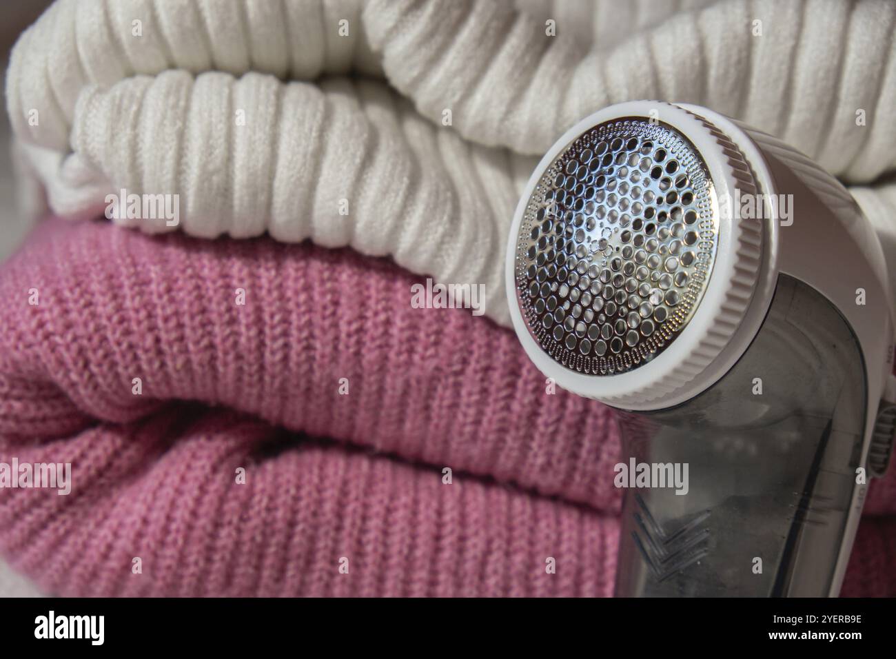 Rasoir anti-boulochage. Dispositif pour raser des vêtements. Rasoir à tissu anti-peluche. Dépoussiéreur de pilules de chandail portable électrique en acrylique rose ou WO Banque D'Images