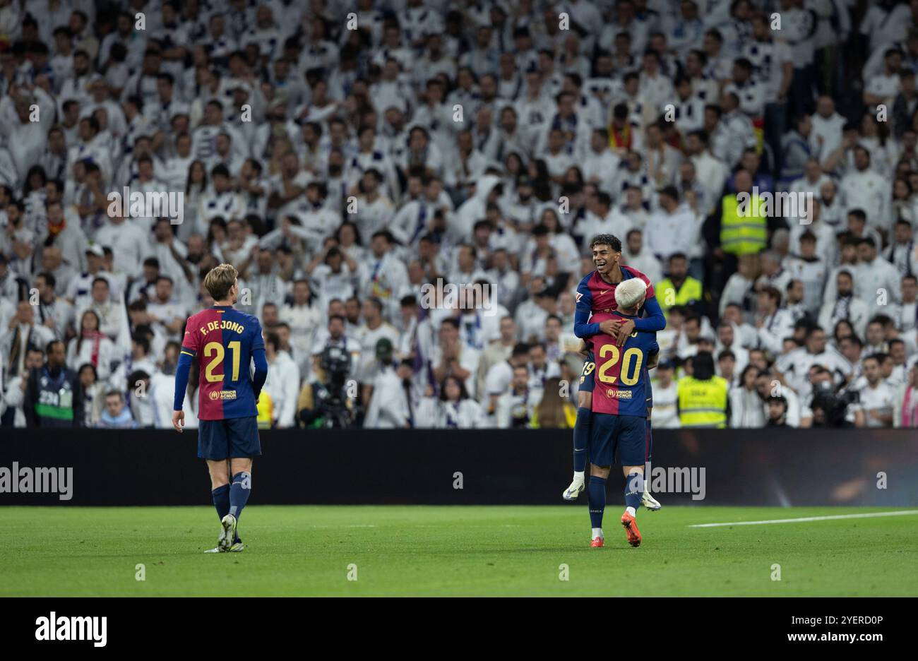 Madrid, 10/26/2024. Journée 11 de la Ligue a joué au stade Santiago Bernabeu entre le Real Madrid et Barcelone. Sur la photo, Lamine Yamal et Dani Olmo. Photo : Ignacio Gil. ARCHDC. Crédit : album / Archivo ABC / Ignacio Gil Banque D'Images