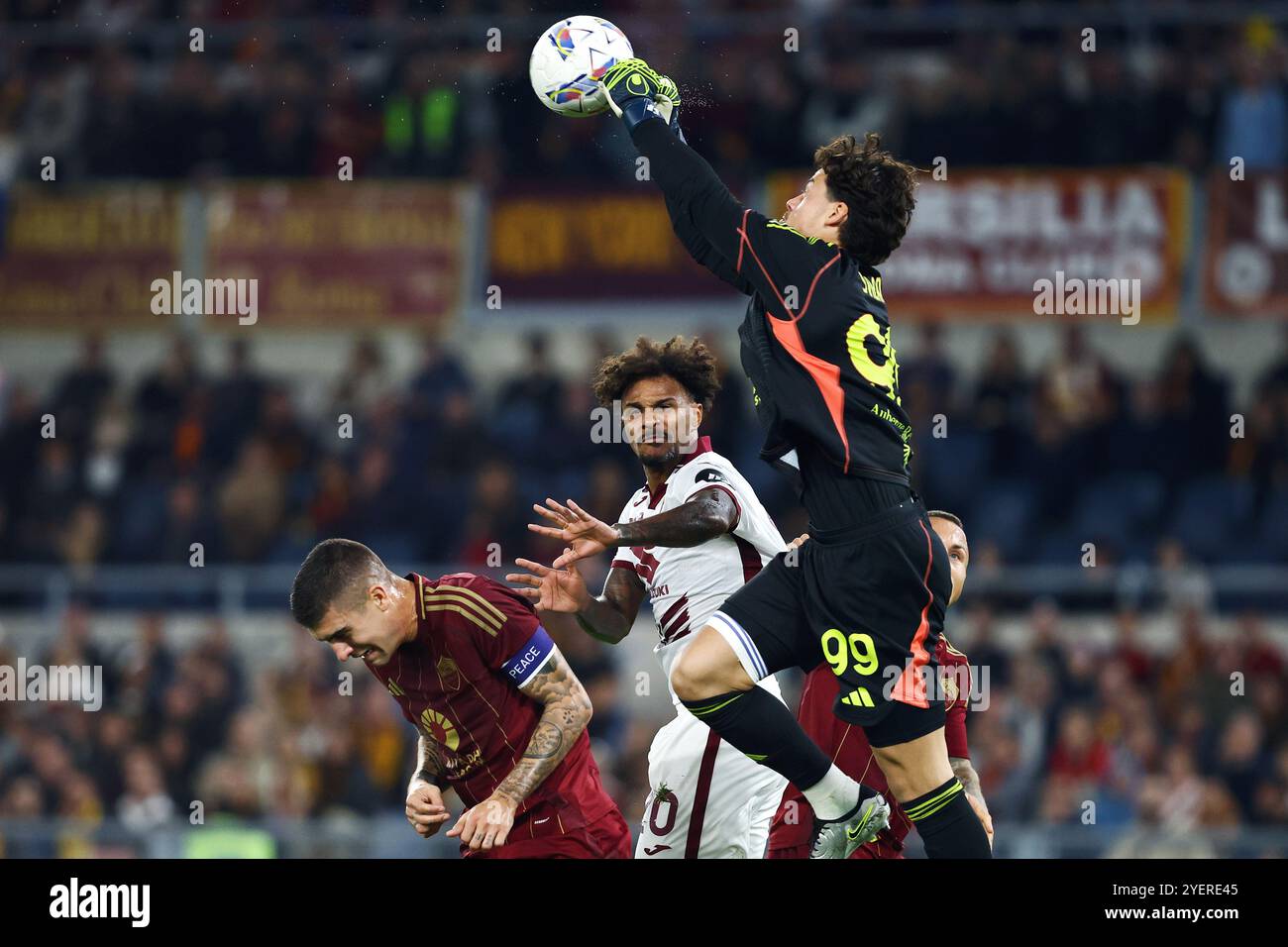 Rome, Italie. 31 octobre 2024. Le gardien de but Mile Svilar de Roma sauve le ballon sous la pression de Valentino Lazaro de Turin lors des champions italiens Banque D'Images