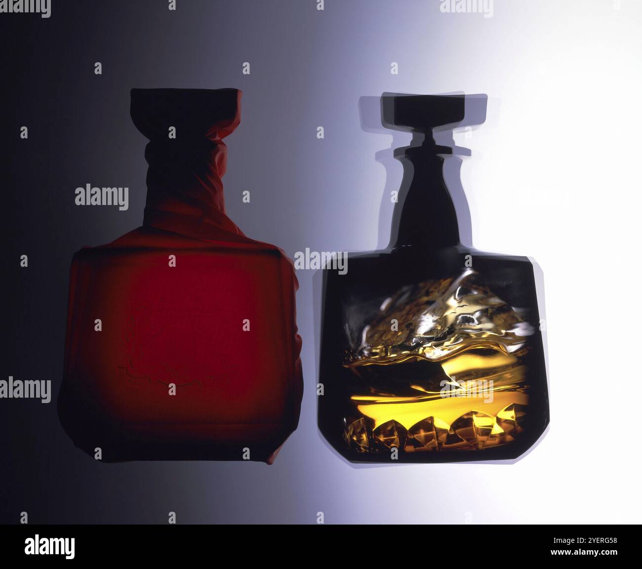 Grésillement de verre de roches reflété sur la bouteille de whisky Banque D'Images