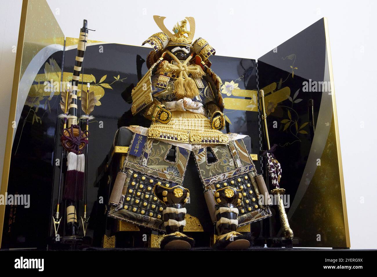 Poupées de mai «décoration de grande armure» avec dos blanc surélevé Banque D'Images