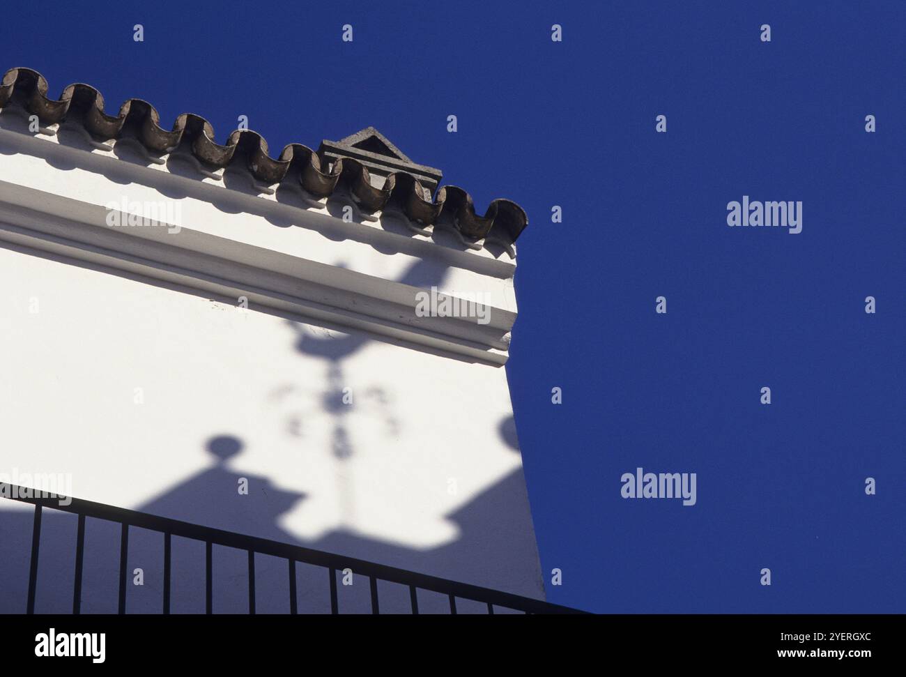 Mur Blanc et bleu ciel Banque D'Images