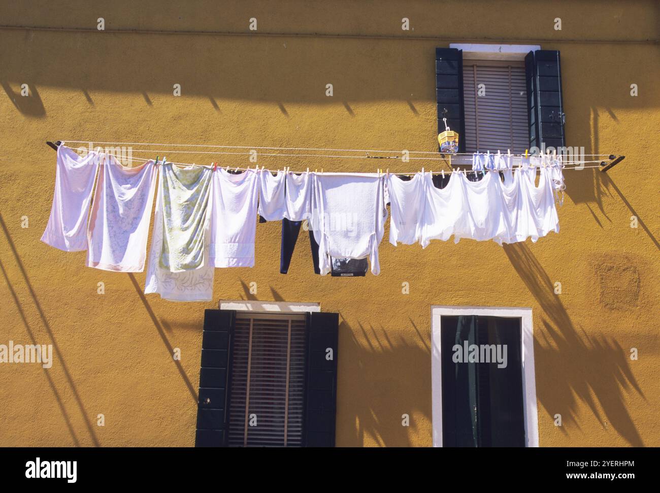 Buanderie dans l'appartement jaune Banque D'Images