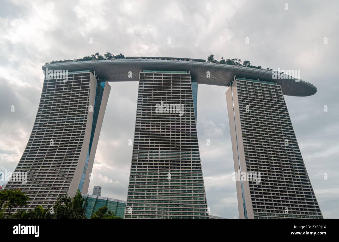 Vue sur le luxueux Marina Bay Sands depuis Bayfront Ave, Marina Bay, Singapour. Banque D'Images