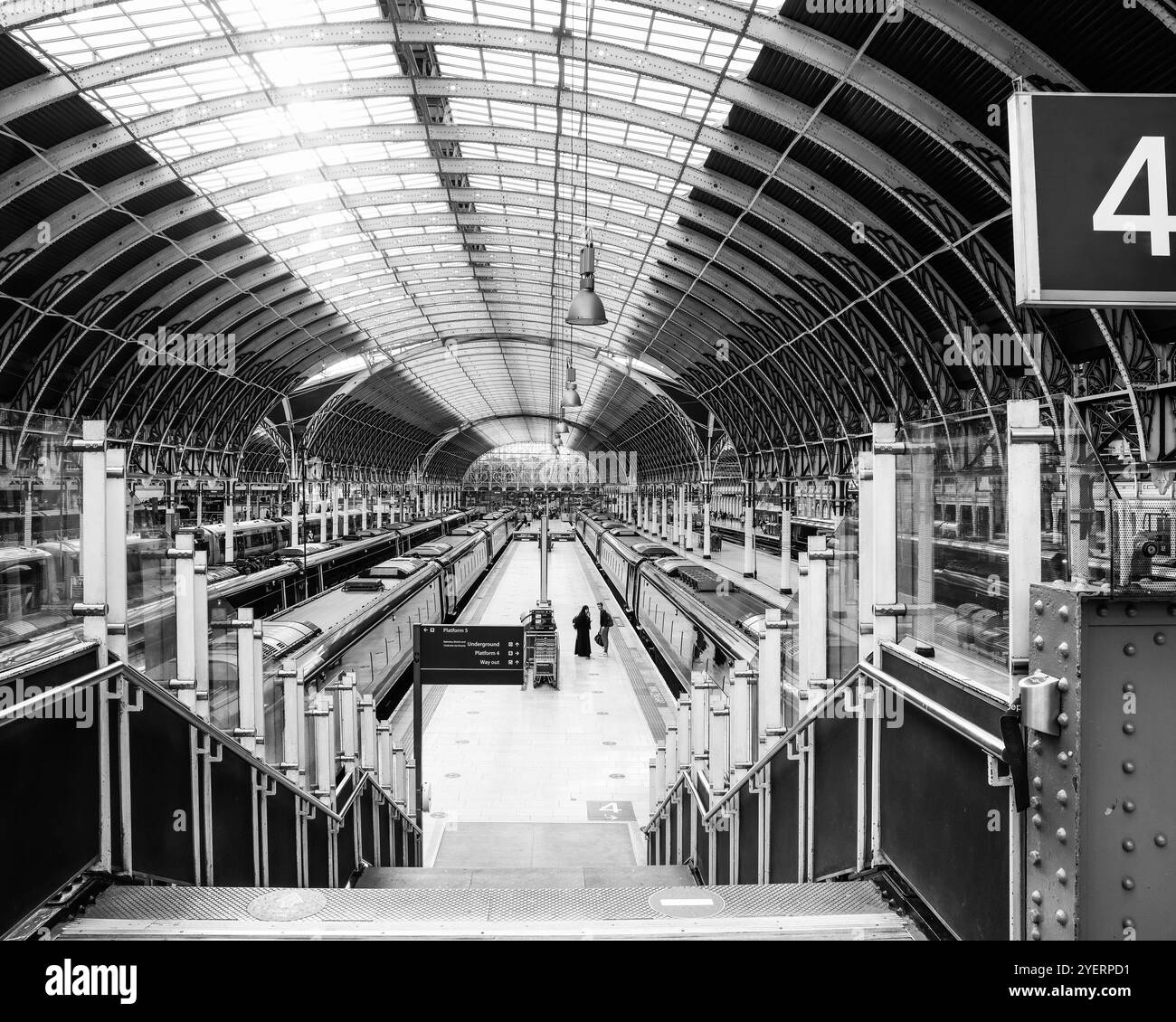 Une photo en noir et blanc de la gare de Paddington, Londres prise un matin tranquille. Banque D'Images