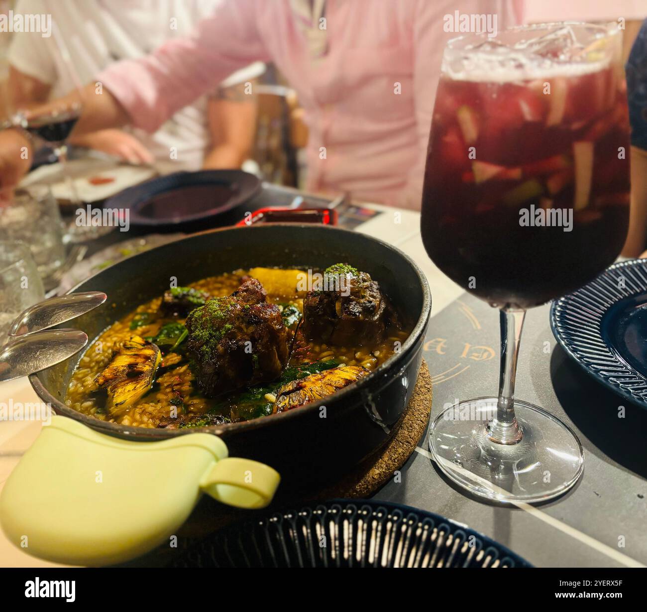 Cocotte de riz à queue de bœuf. El vaso de Oro Restaurant espagnol, SAI Street, Hong Kong. Banque D'Images