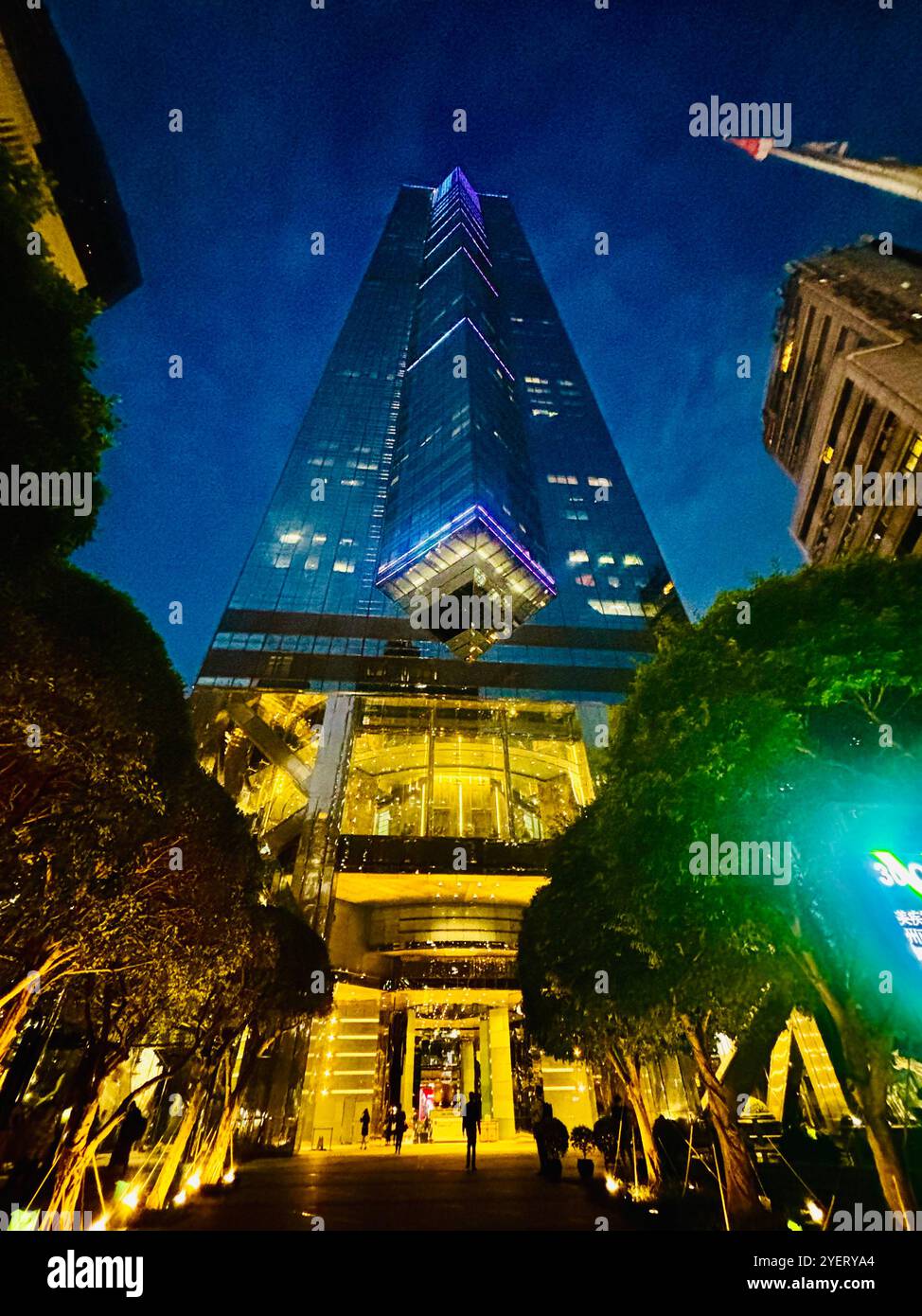 Gratte-ciel TH Center sur Queen's Road Central à Hong Kong. - Image de stock capturée avec un smartphone