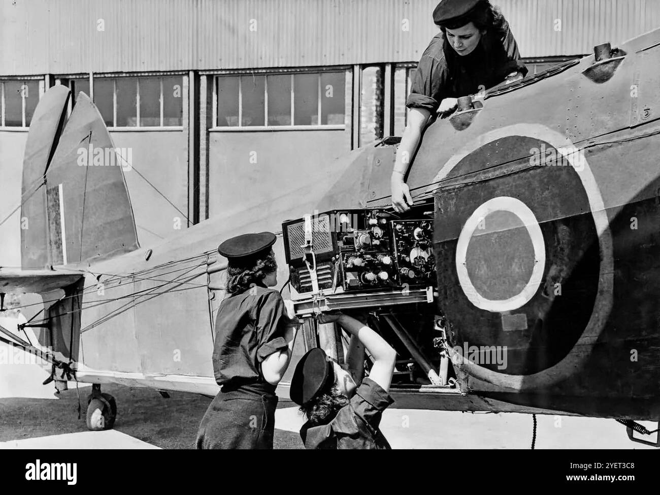 Women's Royal Naval Service aka WRENS entretenant l'équipement radio d'un Fairey Swordfish, un bombardier torpilleur biplan, surnommé « Stringbag », et principalement exploité par la Fleet Air Arm de la Royal Navy. Originaire du début des années 1930, l'Swordfish fonctionnait initialement principalement comme avion d'attaque de flotte, mais plus tard, il était de plus en plus utilisé comme plate-forme anti-sous-marine et d'entraînement assurant un service de première ligne tout au long de la seconde Guerre mondiale. Banque D'Images