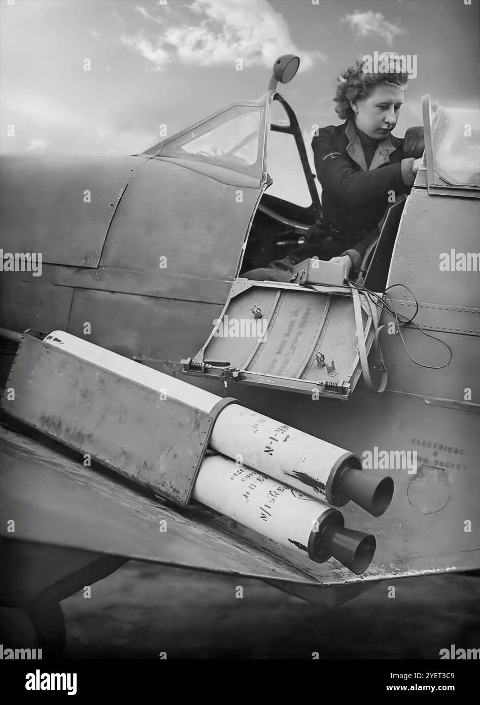 Un Women's Royal Naval Service alias WREN, équipant un équipement de propulsion de fusée sur un Supermarine Seafire F Mk IIC, la version navale du Spitfire Mk VC, adapté pour fonctionner à partir de porte-avions. Après des essais d'engins de décollage assisté par roquette, de petits moteurs-fusées à combustible solide qui pouvaient être fixés au fuselage ou aux ailes des avions pour aider à raccourcir la durée du décollage, en février 1943, l'équipement est devenu un équipement standard disponible pour tous les Seafire. Banque D'Images