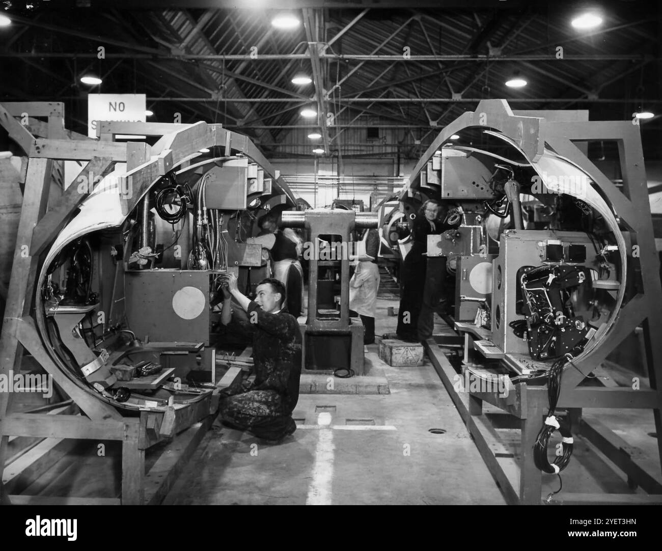Ligne de production en usine du de Havilland DH.98 Mosquito's, un avion de combat bimoteur britannique multirôle, introduit pendant la seconde Guerre mondiale. Inhabituel en ce que sa cellule a été construite principalement en bois et surnommée la «merveille en bois», ou «Mossie». Conçu à l'origine comme un bombardier rapide non armé, l'utilisation du Mosquito a évolué pendant la guerre dans de nombreux rôles, y compris bombardier tactique diurne à moyenne altitude, bombardier nocturne à haute altitude, pathfinder, chasseur diurne ou nocturne, chasseur-bombardier, intrus, attaque maritime et avion de reconnaissance photographique. Banque D'Images