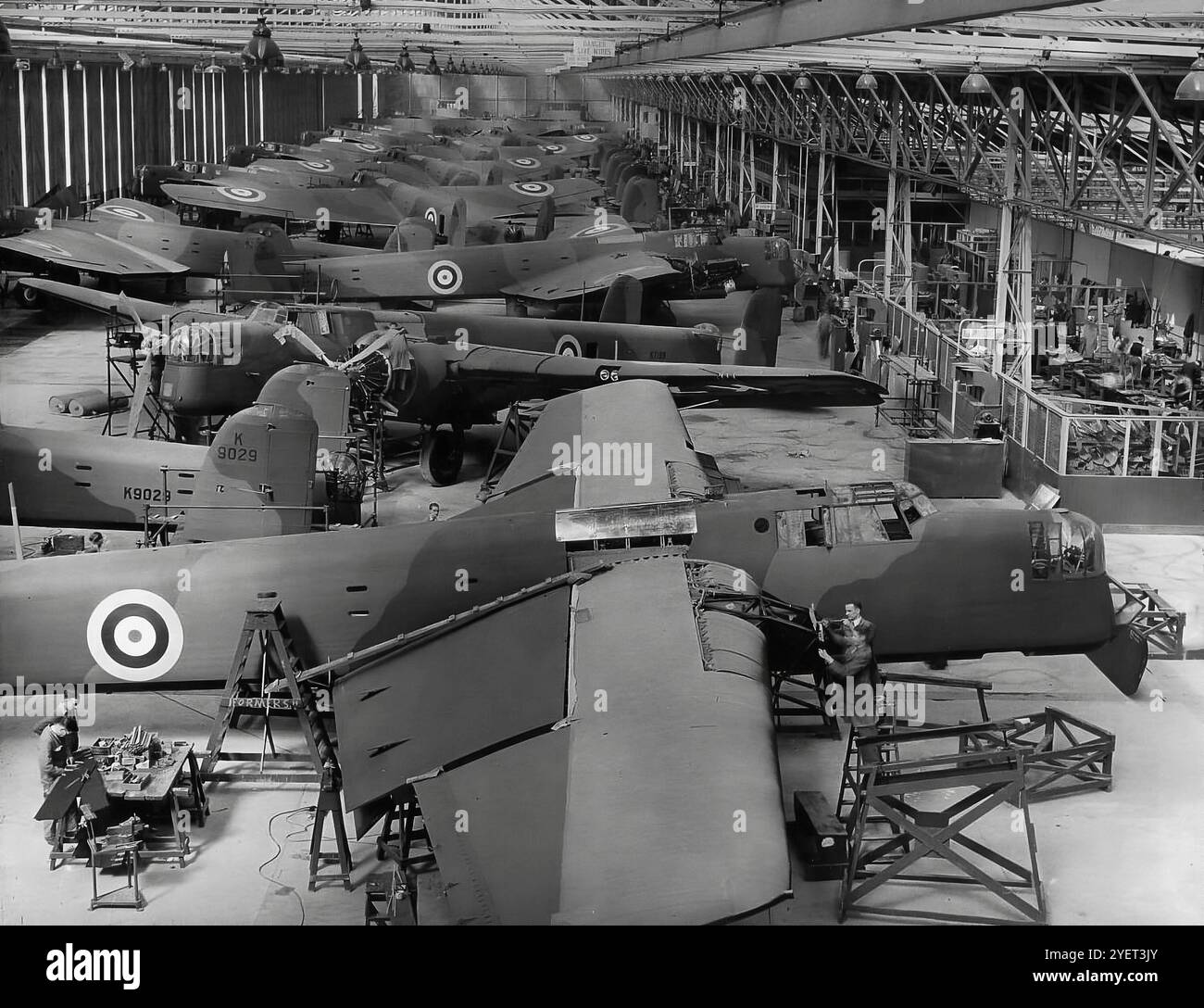 Ligne de production en usine de Armstrong Whitworth A.W.38 Whitleys, un bombardier moyen britannique des années 1930 en service dans la Royal Air Force (RAF) au début de la seconde Guerre mondiale. Après le déclenchement de la guerre en septembre 1939, le Whitley participe au premier raid de bombardement de la RAF sur le territoire allemand et reste une partie intégrante de l'offensive des bombardiers britanniques. Banque D'Images