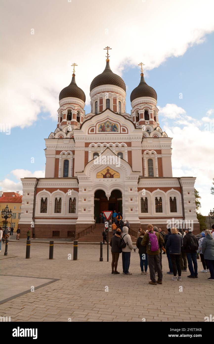 Visite à pied en groupes devant la cathédrale Alexandre Nevski de Tallinn est une cathédrale orthodoxe orientale située dans le centre de Tallinn, en Estonie. Banque D'Images