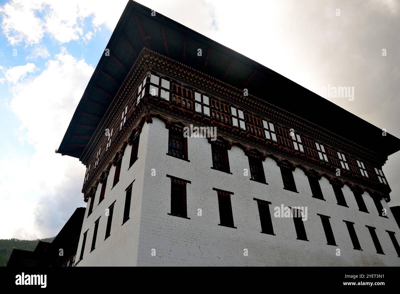 Vue partielle du Palais du Roi, également connu sous le nom de Palais Dechencholing, construit en 1953, situé à Thimphu, Bhoutan Banque D'Images