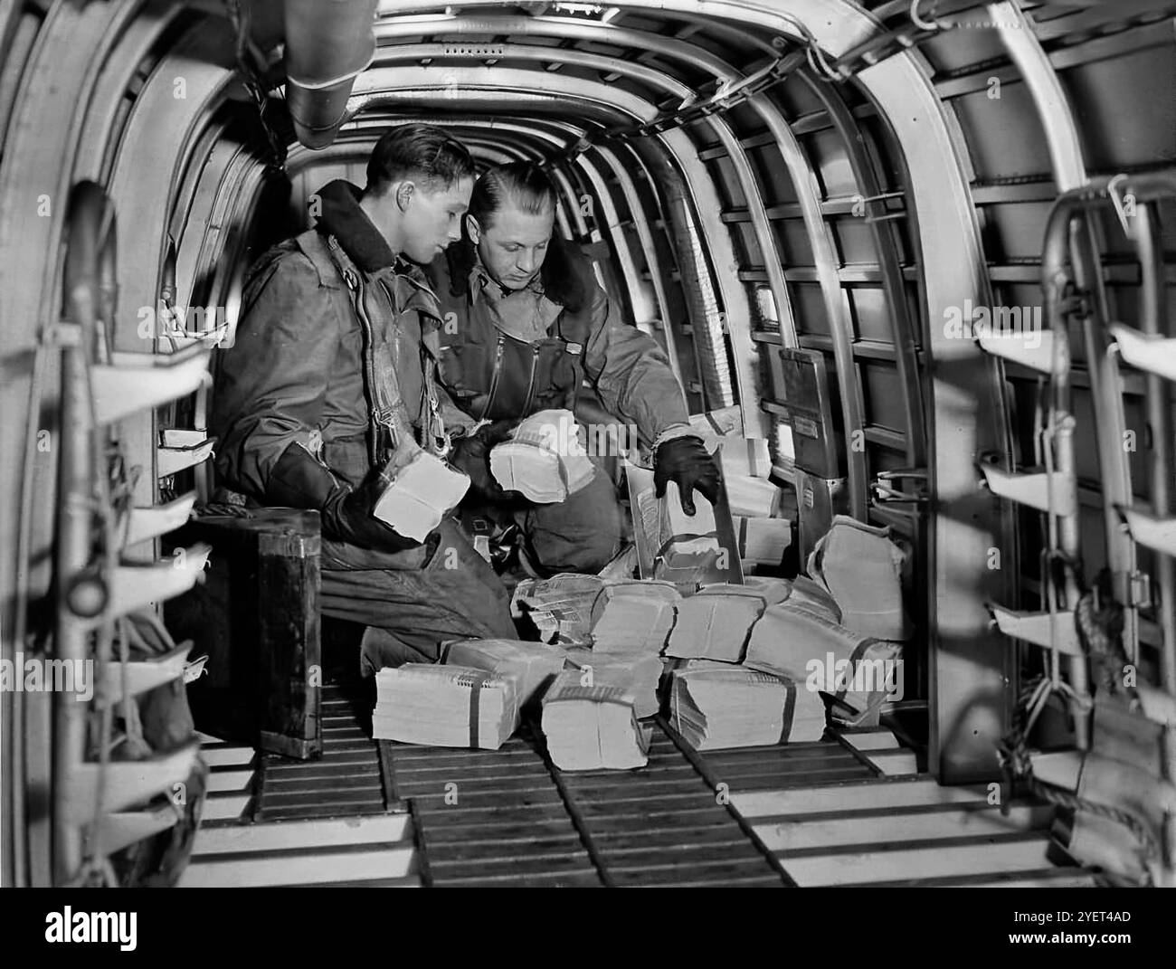 Équipage de l'air se préparant à un largage de tracts, ou raid, dans le fuselage d'un Armstrong Whitworth A.W.38 Whitleys, un bombardier moyen britannique des années 1930 en service dans la Royal Air Force (RAF) au début de la seconde Guerre mondiale. Après le déclenchement de la guerre en septembre 1939, le Whitley participe au premier raid de bombardement de la RAF sur le territoire allemand et reste une partie intégrante de l'offensive des bombardiers britanniques. Banque D'Images